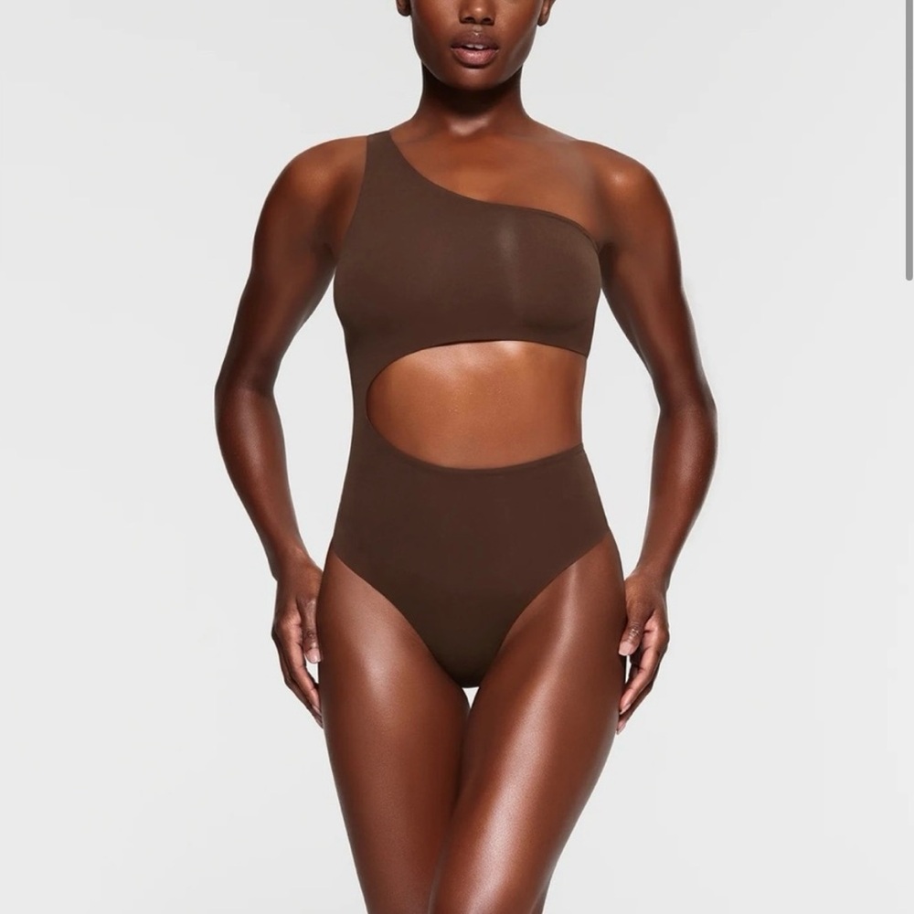 NWT SKIMS fit every body one shoulder bodysuit cocoa in M / Medium
